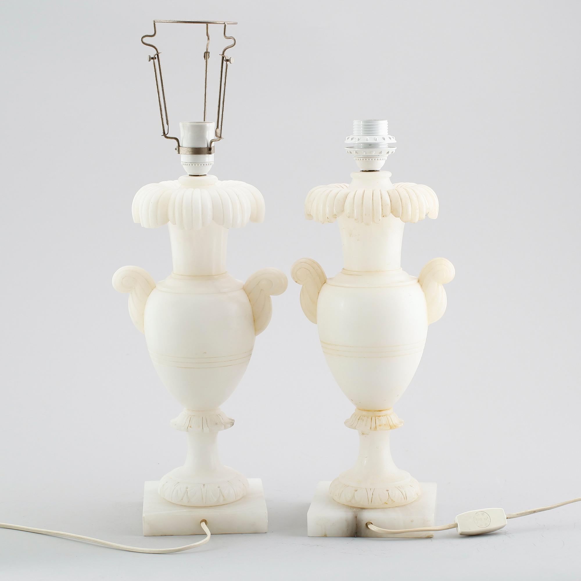 BORDSLAMPOR, 2 st snarlika, alabaster, 1900-talets första hälft.