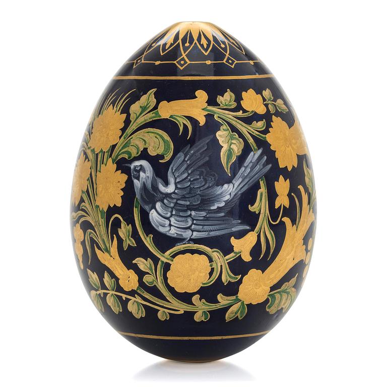 A Russian porcelain egg, late 19th-century.