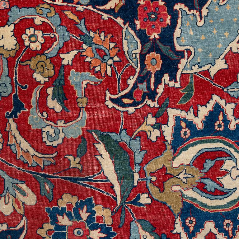 An antique/semi-antique Tabriz carpet of 'Vase design', ca 509 x 359 cm.