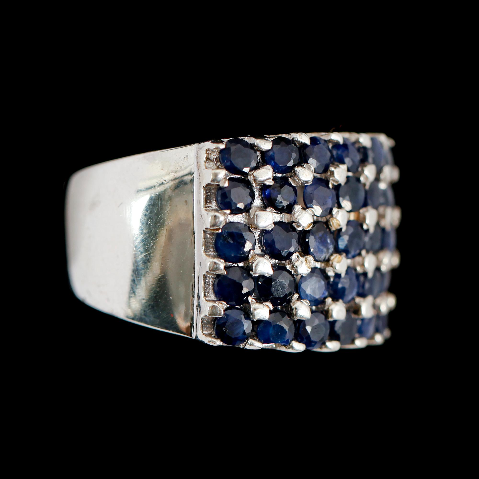 RING, sterlingsilver, 35 blå safirer tot ca 3.50 ct.