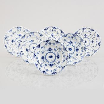 Assietter, 11 stycken, porslin, Royal Copenhagen, "Musselmalet helblond", modell 1087, 1898-1923 och senare.