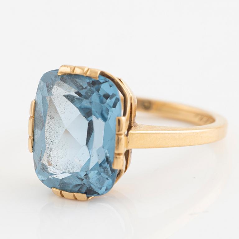 Ring 18K gold with blue stone.