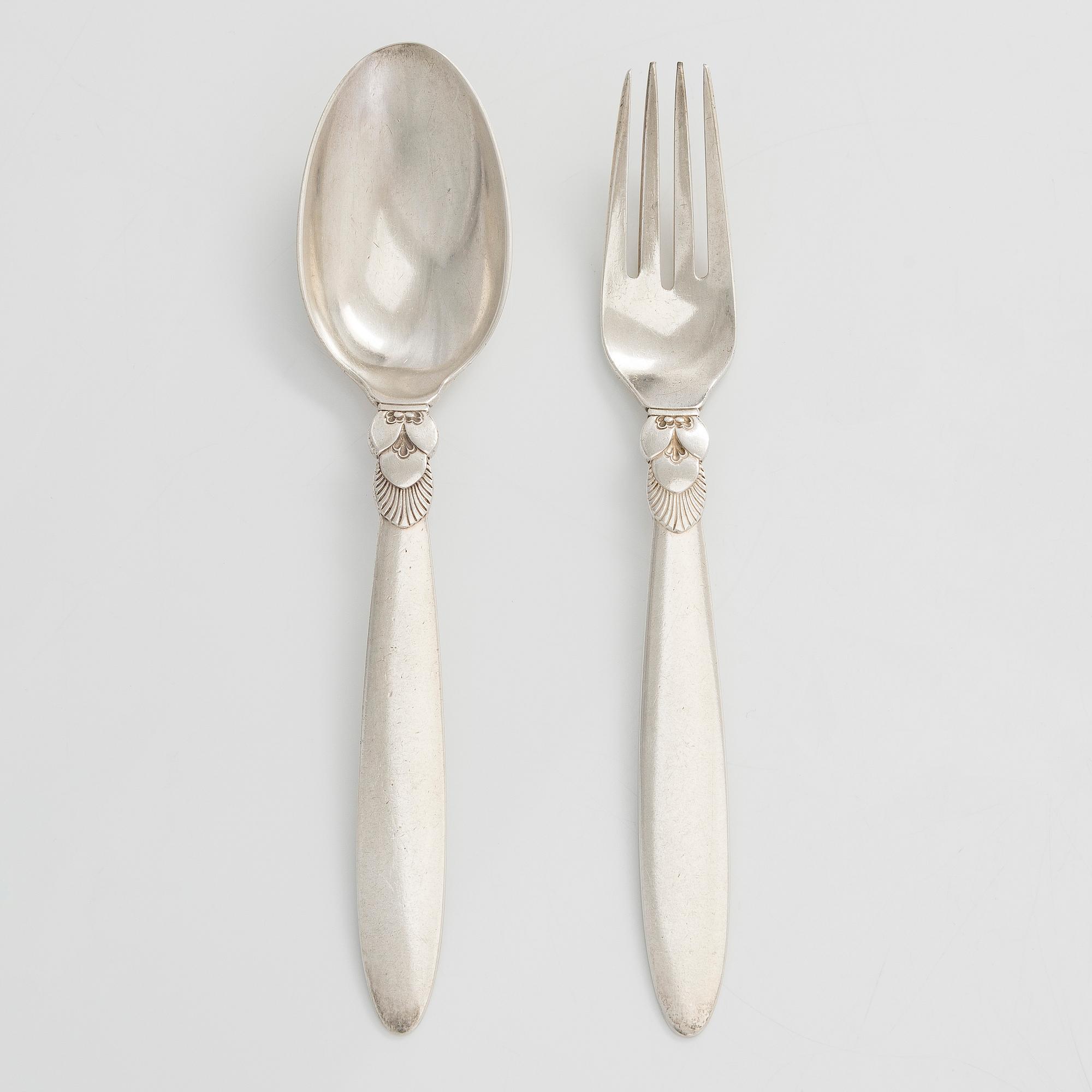 Haarukka ja lusikka, George Jensen, hillolusikka, leimattu Holm, sekä tarjoiluastia, hopeaa, Kööpenhamina n.1930-33.