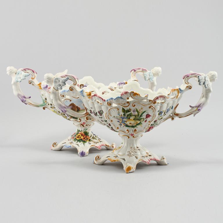 JARDINIERER, ett par, rokokostil, flintgods, omkring 1900-talets mitt.