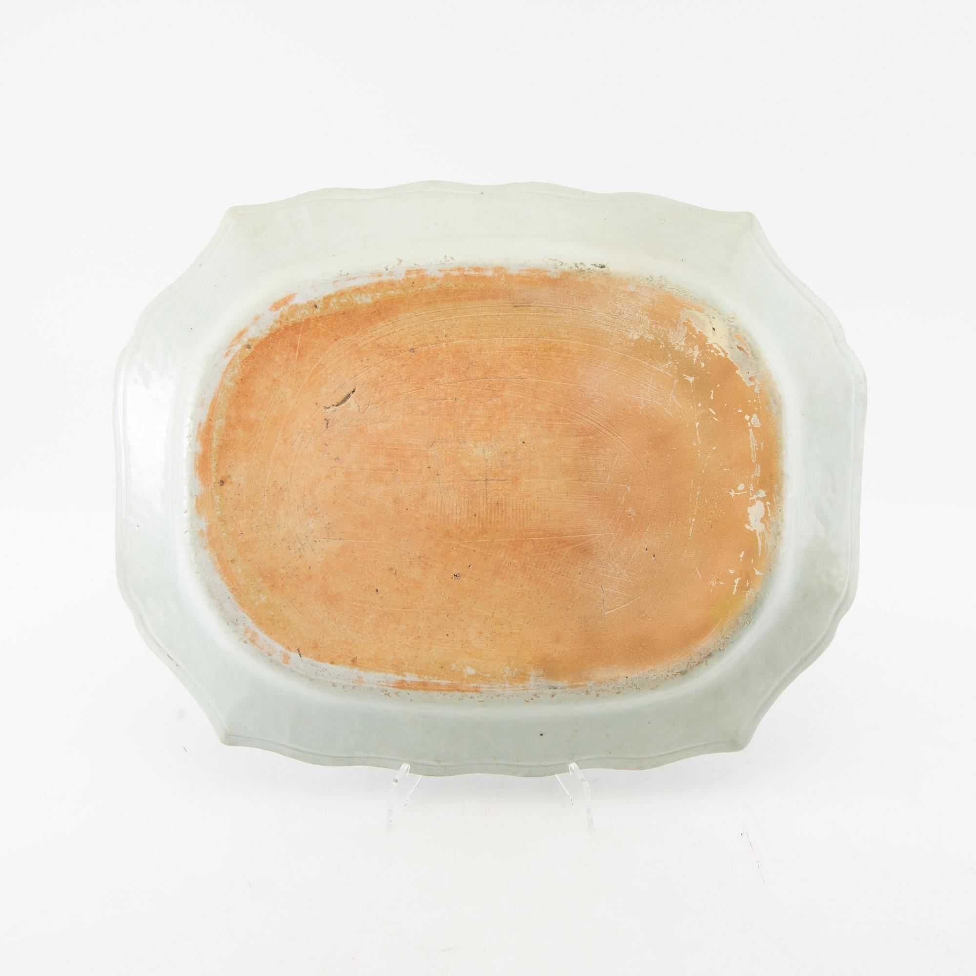 Uppläggningsfat, porslin.Kina, Qingdynastin, Qianlong (1736-95).