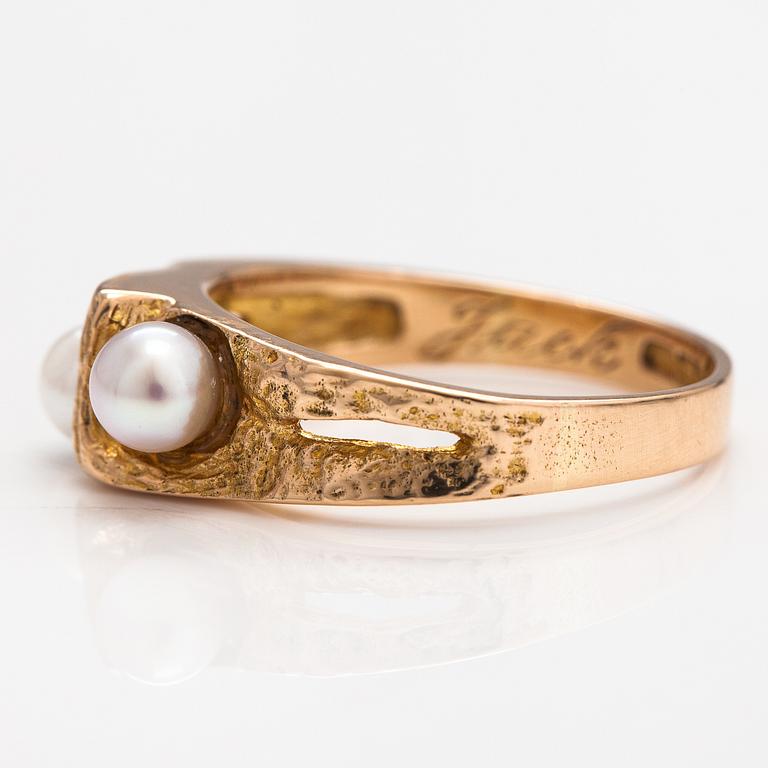 Björn Weckström, Sormus "Kuiskaus", 14K kultaa ja viljellyt helmet. Lapponoa 1994.