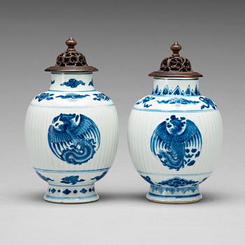 806. A pair of blue and white tea caddies, Qing dynasty, Kangxi (1662-1722).