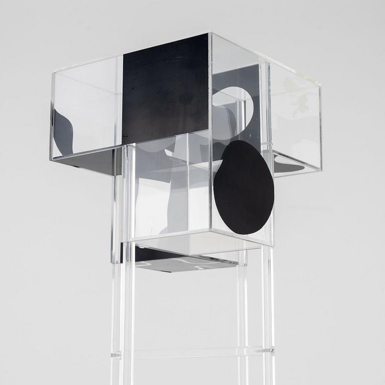 Gösta Wallmark, skulptur, plexiboxar och pinnar. Klarglas och svart.