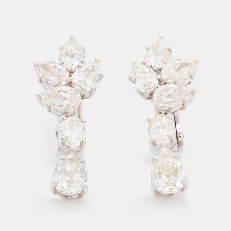 Ett par örhängen 18K vitguld med droppformade och ovala briljantslipade diamanter.