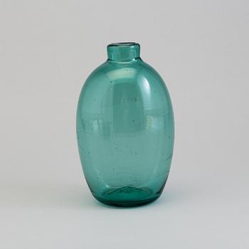 AN 18TH CENTURY GREEN GLASS BOTTLE.