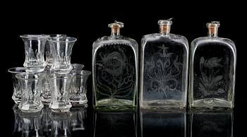 SCHATULL med 3 FLASKOR samt 10 SNAPSGLAS. 1800-tal.
