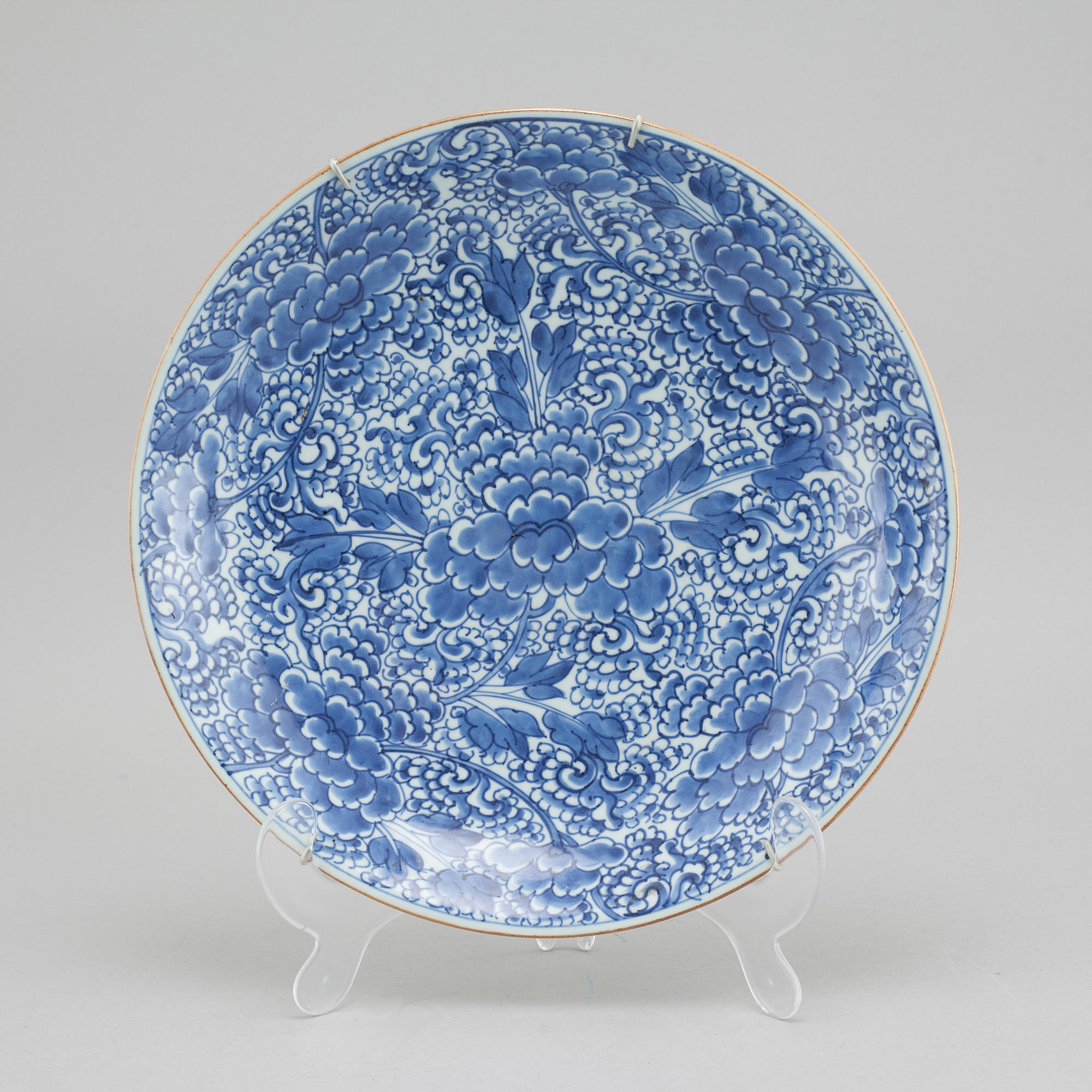 Serving dish and vase from China, Qing dynasty, 18th century.