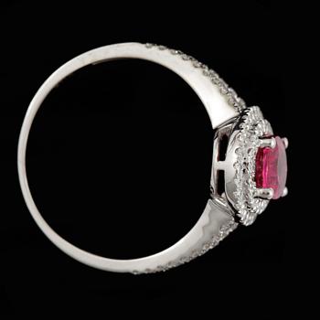 RING, 18k vitguld med rosa turmalin samt briljantslipade diamanter. Vikt ca 2,7 gram.