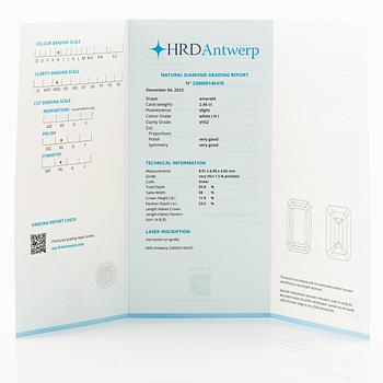 An 18K white gold ring set with three emerald-cut diamonds.