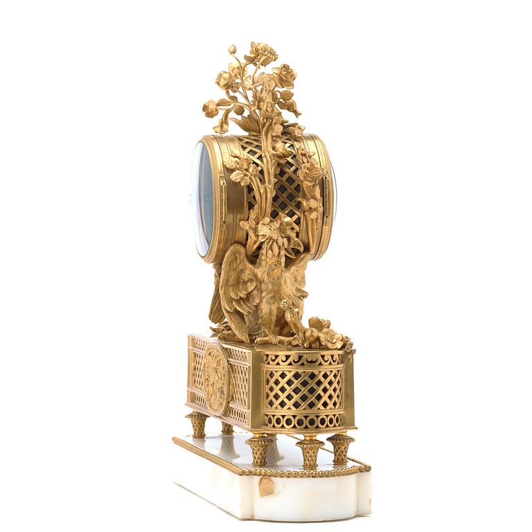 BORDSPENDYL, av Eugene Hazart (1838-1891, bronsmakare i Paris),  Louis XVI-stil, 1800-talets andra hälft.