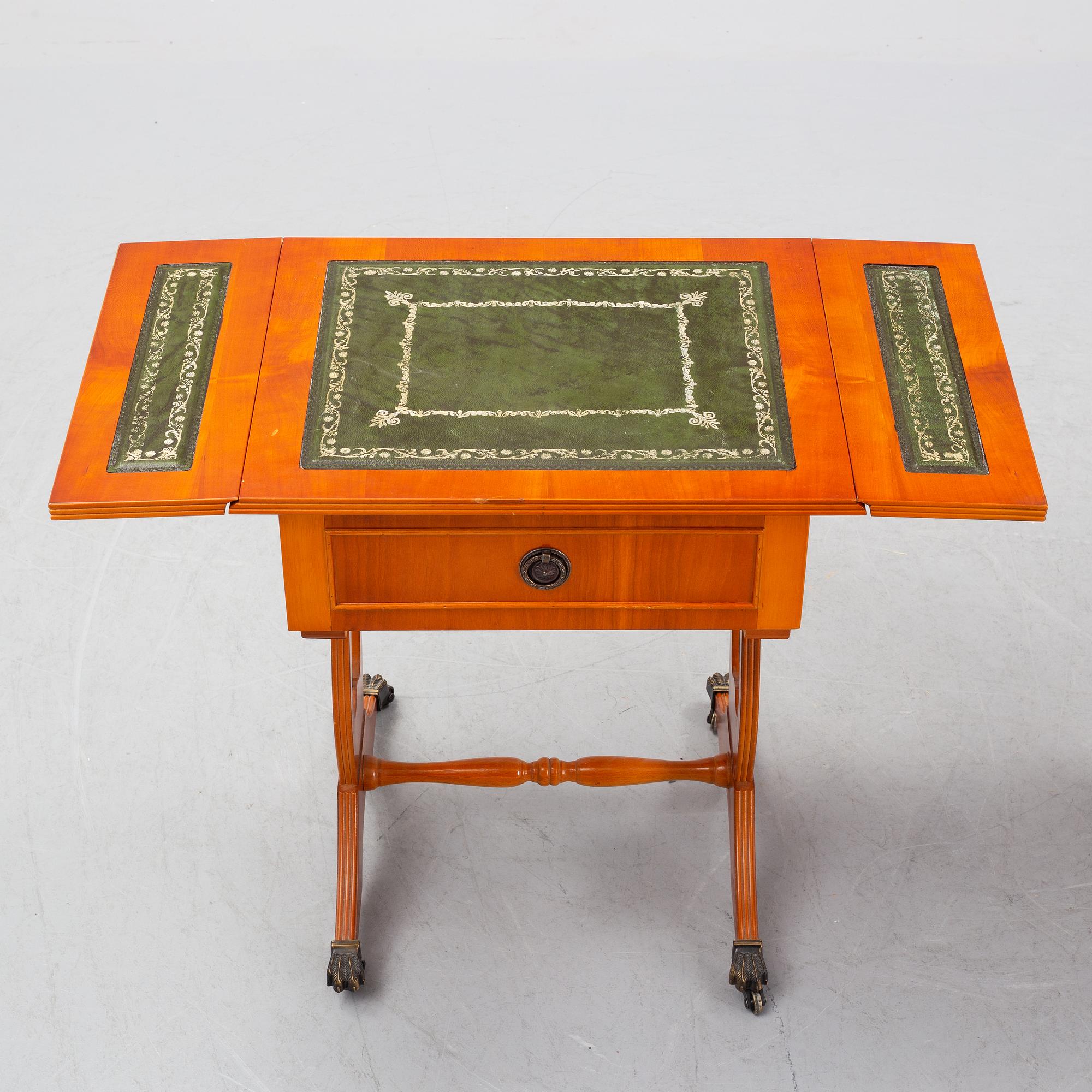 A pair of side tables width drop leaves from Schelco, end of the 20th Century.