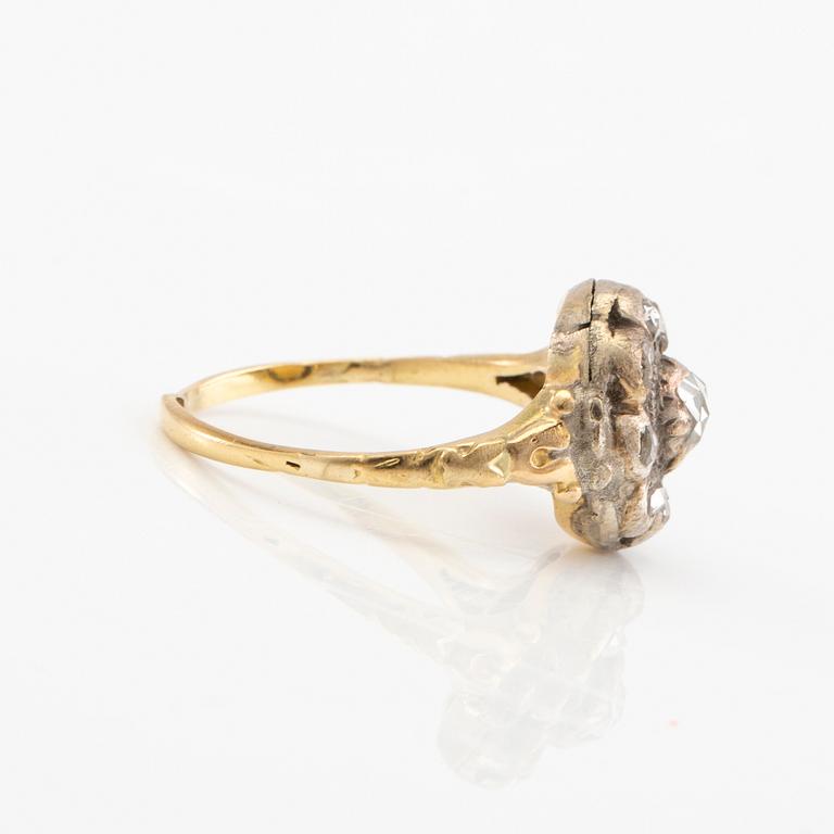 Ring in gold set with a brilliant-cut and rose-cut diamonds, possibly from the first half of the 19th century.