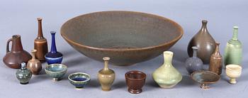 SKÅL samt MINIATYRER, 16 st, stengods, bl a Carl-Harry Stålhane, Rörstrand.