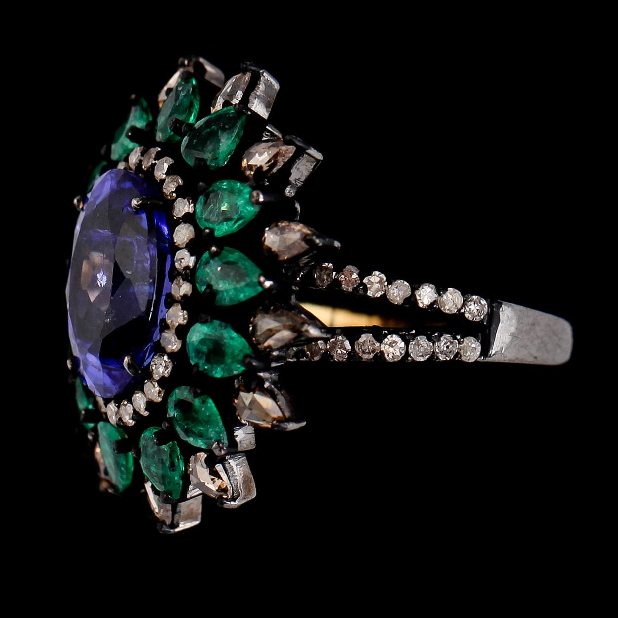RING, 18K guld, svärtat/rhodinerat silver, smaragder tot ca 1.65 ct, tanzanit ca 4.60 ct, diamanter tot ca 1.35 ct.
