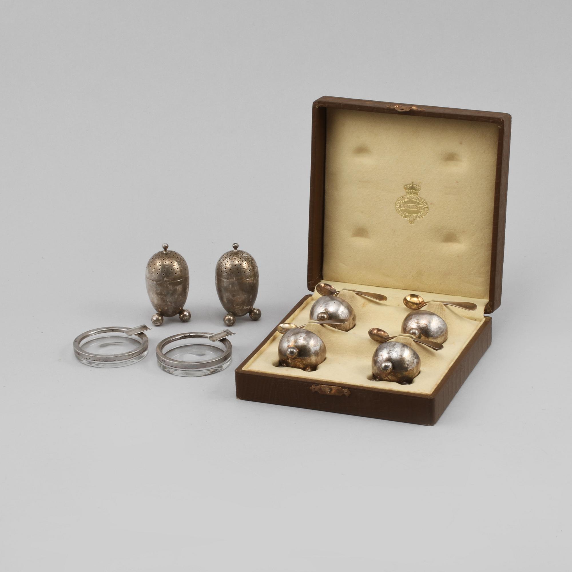 SALTKAR, 4+2 st, och ASKOPPAR, ett par, silver och glas, bla C.G. Hallberg, Stockholm, 1900-tal.