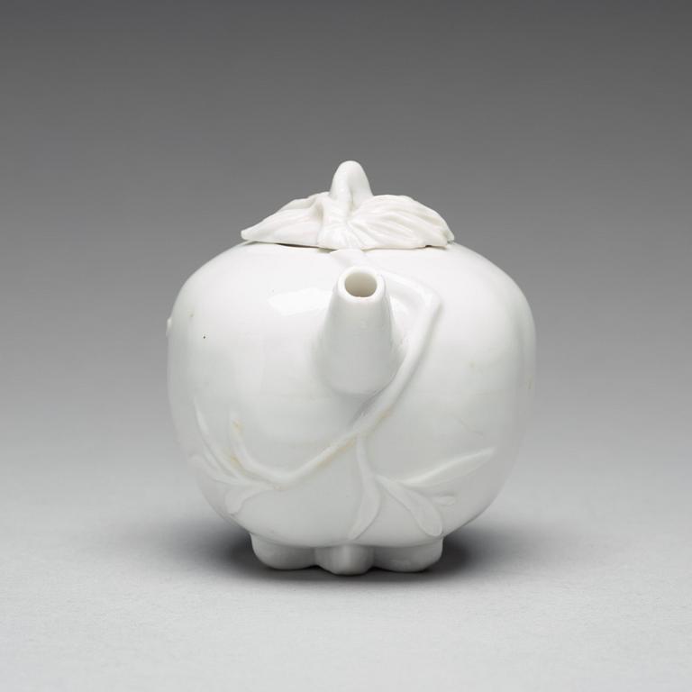 A pomegranate-shaped blanc de chine teapot with cover, Qing dynasty, Kangxi (1662-1722).
