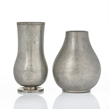 Nils Fougstedt, a set of two vases, Fabriksaktiebolaget Kronsilver, Stockholm, 1933-34.