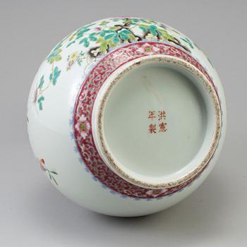 A chinese famille rose porcelain vase, second half of the 20th century, modern production.