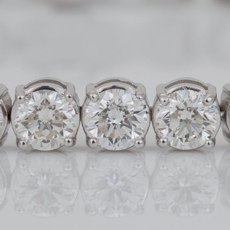 ARMBAND med briljantslipade diamanter totalt 11.73 ct. Kvalitet F-H/SI2 enligt certifikat från IGI.
