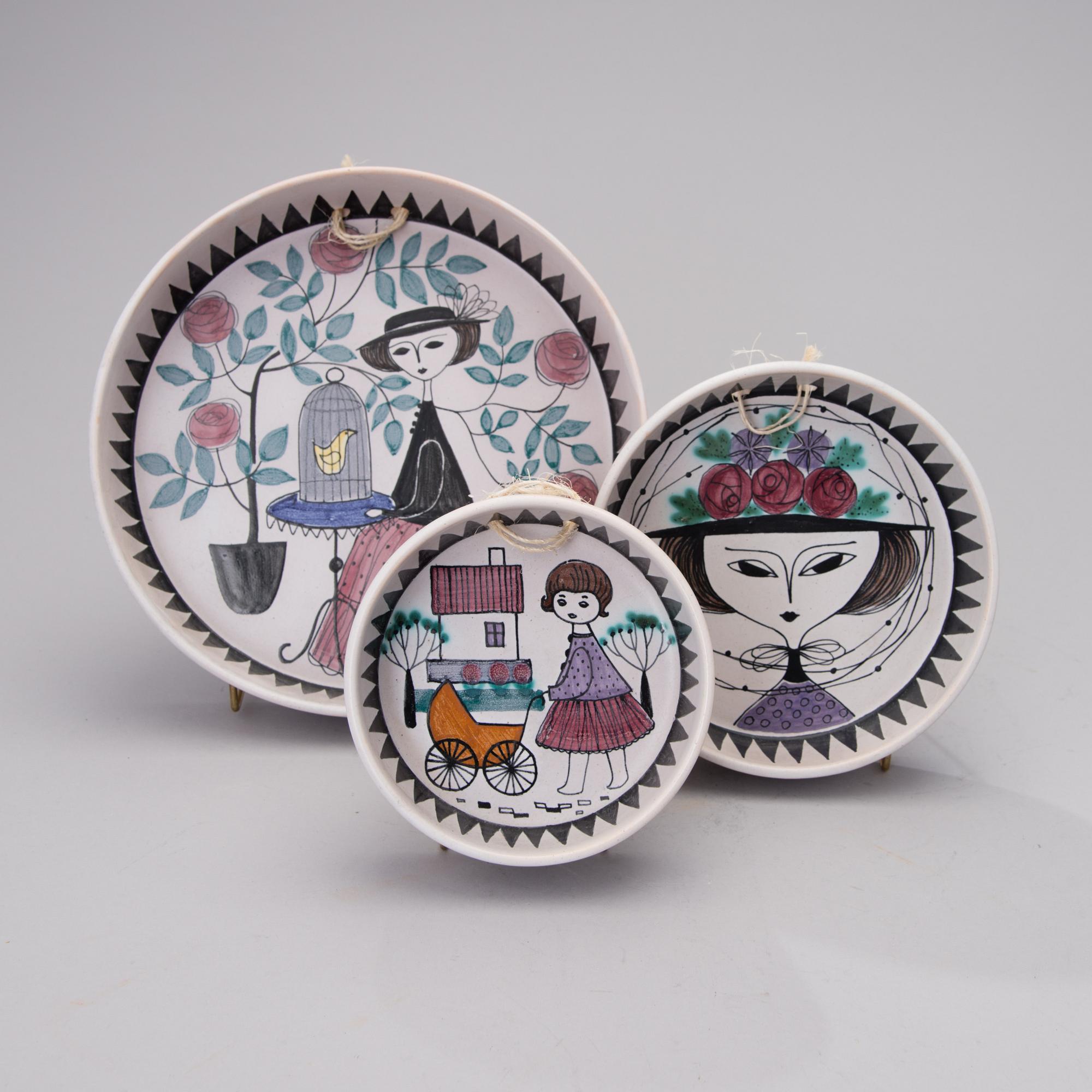LAILA ZINK, A SETT OF THRE WALL PLATES. Signed LZ. Kupittaan Savi, Made in Finland. 1960s.