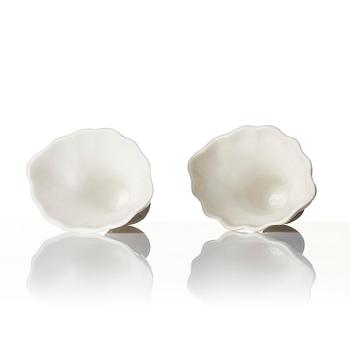 Vinofferbägare, två stycken, porslin. Qingdynastin, 1700-tal.