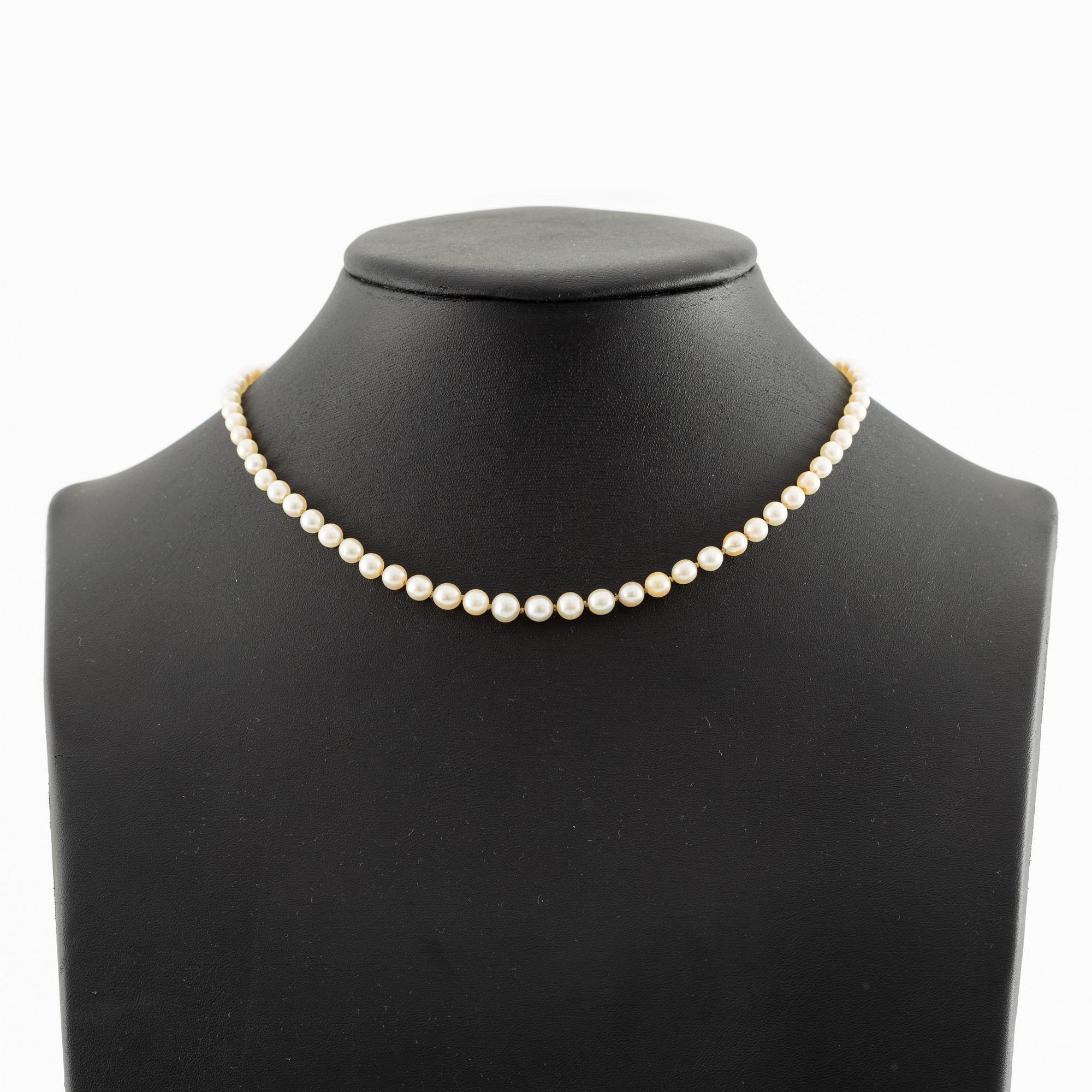 Pärlcollier lås 18K guld med en gammalslipad diamant och rosa stenar.