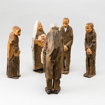 AXEL PETERSSON DÖDERHULTARN, Skulpturgrupp, "Bröllop", bestående av 5 figurer, snidad och delvis bemålat trä.