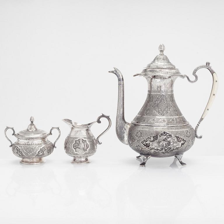 Kaffekanna, sockerskål och gräddkanna, silver, Persien (Iran). Kaffekannan Isfahan Vartan, sen Pahlavidynasti. .