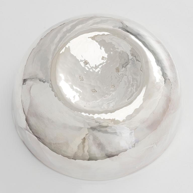 A. Tillander, skål, sterlingsilver och emalj. Helsingfors 2005.