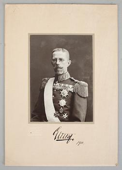 KUNG GUSTAF V AV SVERIGE, egenhändigt signerat foto, daterat 1911. Atelier Florman.