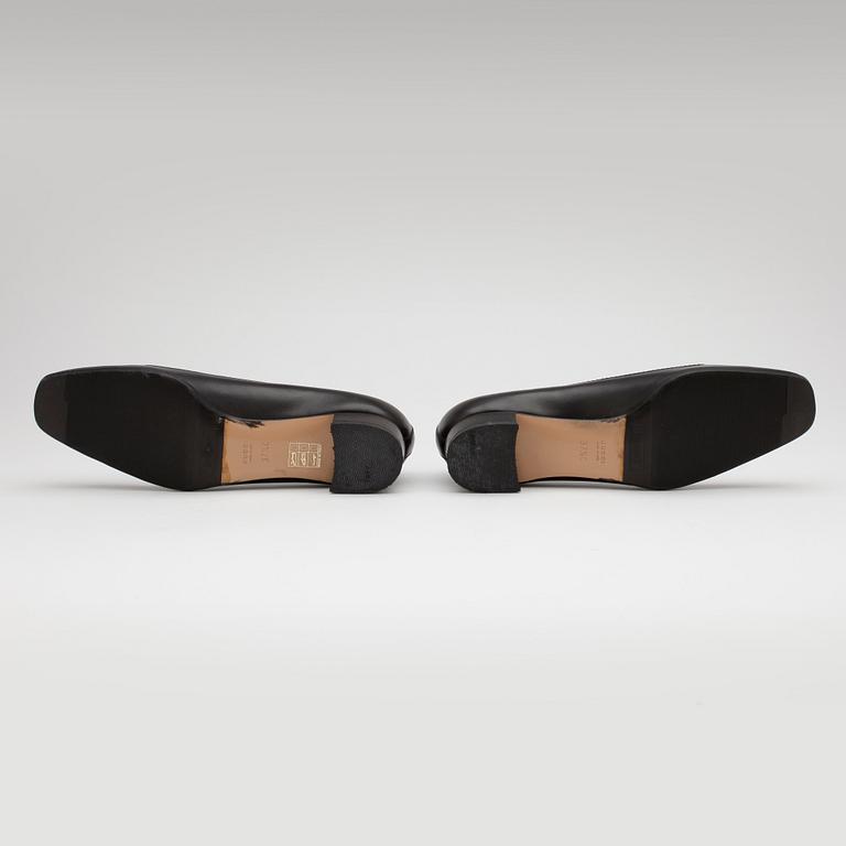 GUCCI, a pair of black leather pumps.