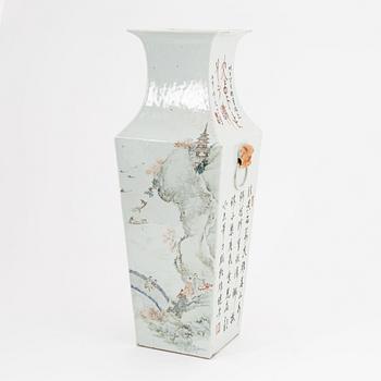 A Chinese square caligraphy vase, around 1900.