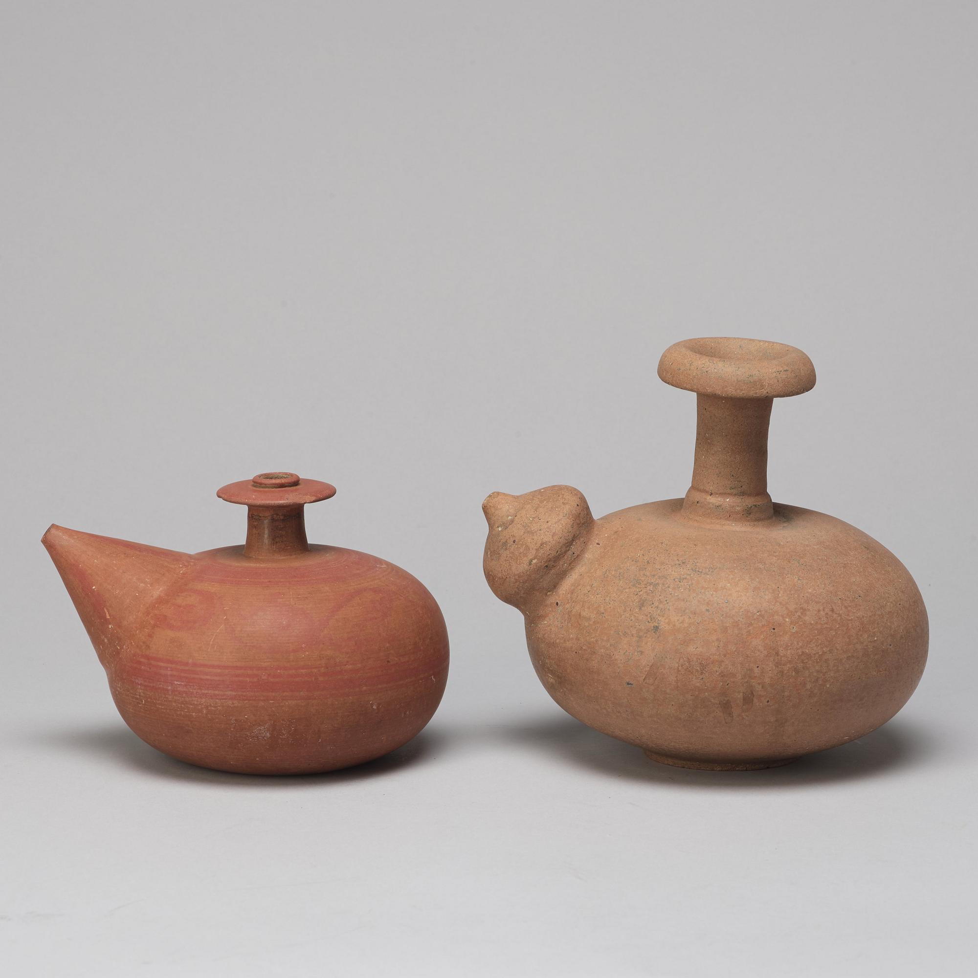 KENDI, två stycken, lergods. Sawankhalok, Thailand, troligen 1500-tal.