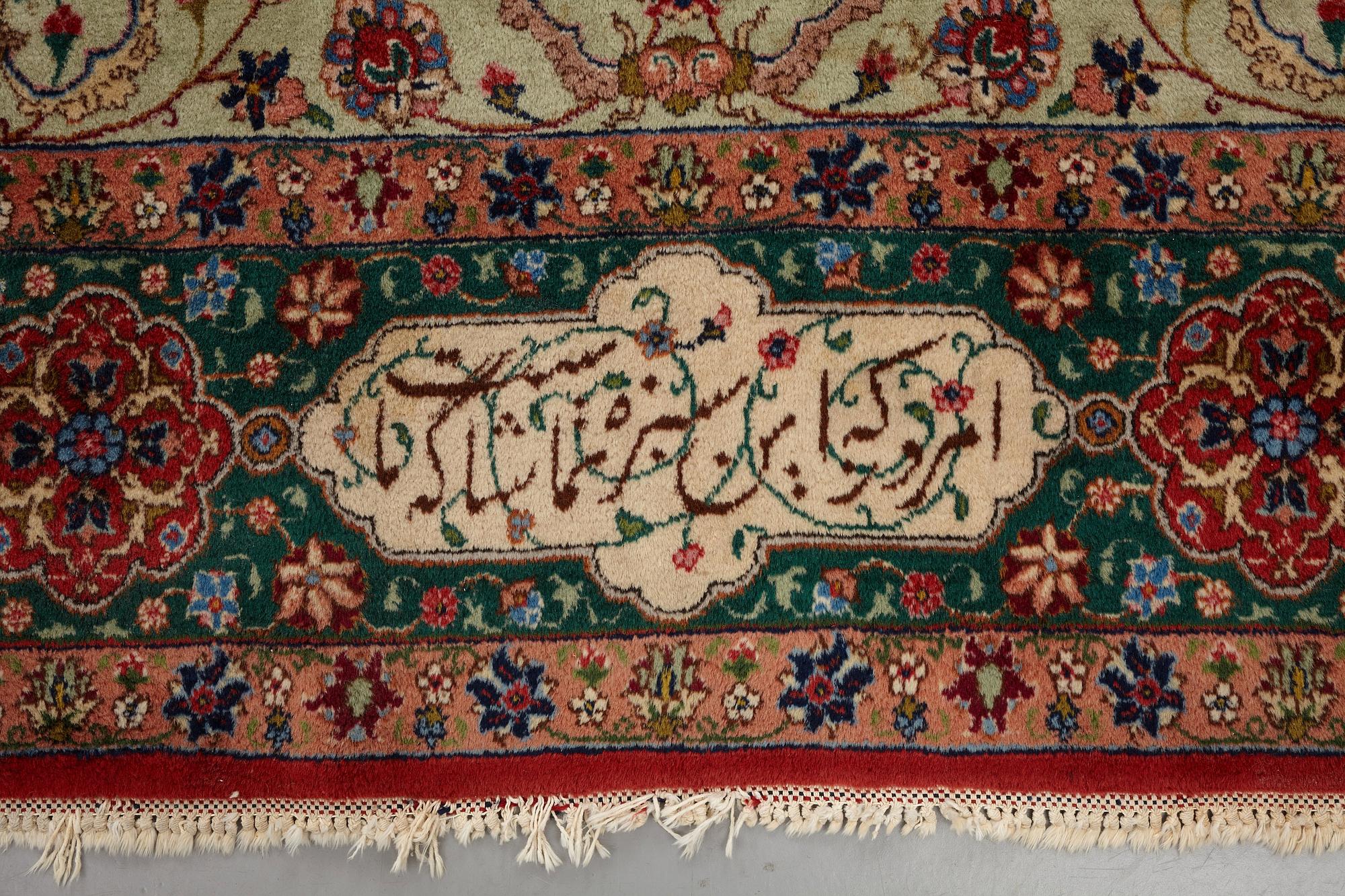 Matta, semiantik Täbris, signerad ca 335,5 x 256,5 - 261,5 cm.
