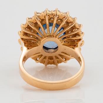 An 18K gold ring set with a faceted sapphire ca 3.50 cts and round brilliant-cut diamonds.