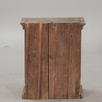 HÄNGSKÅP, allmoge. Bär datering 1780.