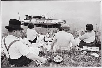 Henri Cartier-Bresson, "On the Banks of the Marne, Paris", 1938.