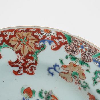 A pair of Chinese exportporcelain plates, Qing dynasty, Qianlong (1736-95).