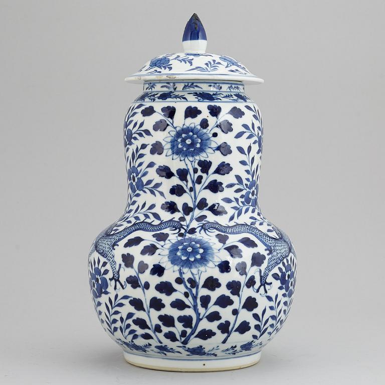 A blue and white vase with cover, Qing dynasty, 19th Century.