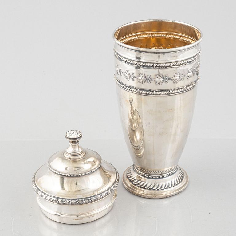 A lided silver urn, CG Hallberg, Stockholm 1905.