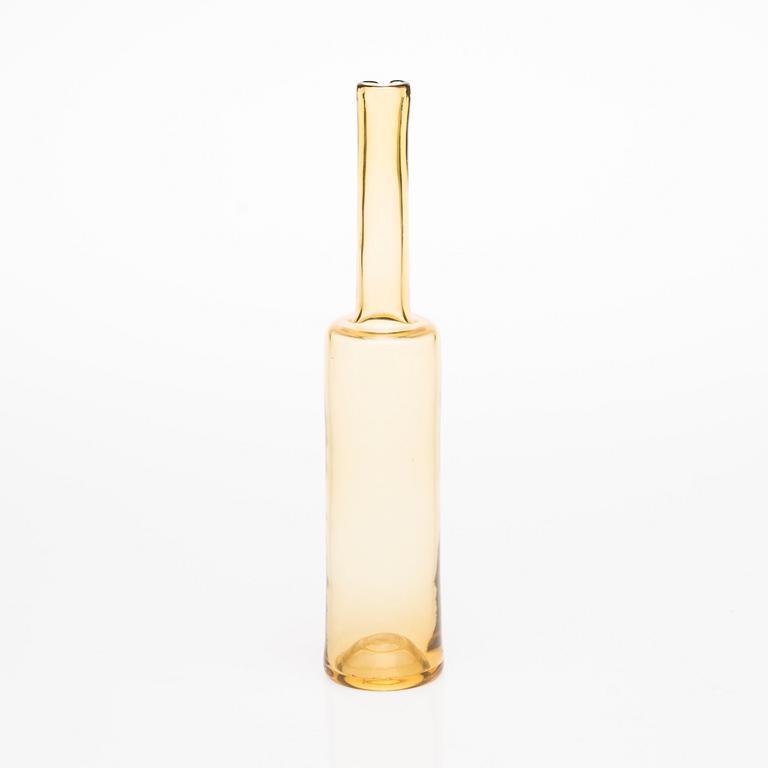 FLASKA, glas, signerad Nanny Still Riihimäen Lasi Oy. Modellen formgiven 1959.