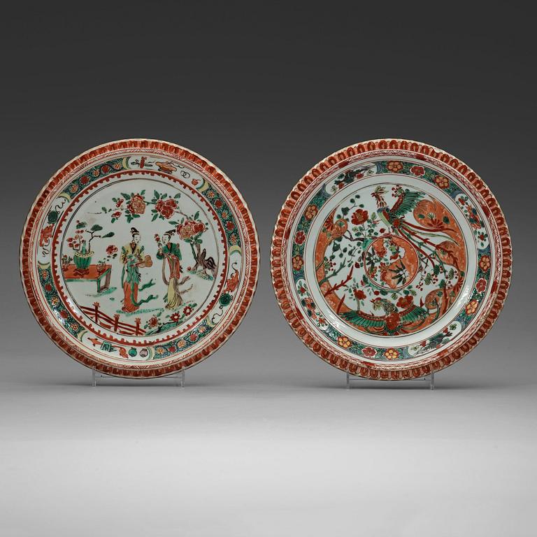 Two famille verte 'pie crust' plates, Qing dynasty, Kangxi (1662-1722).