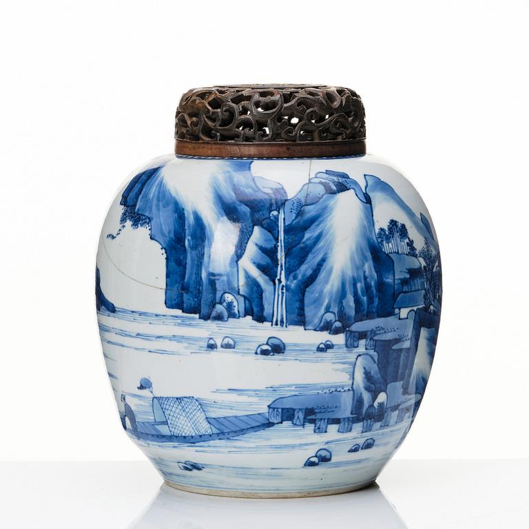 A Chinese blue and white jar, Qing dynasty, Kangxi (1662-1722).