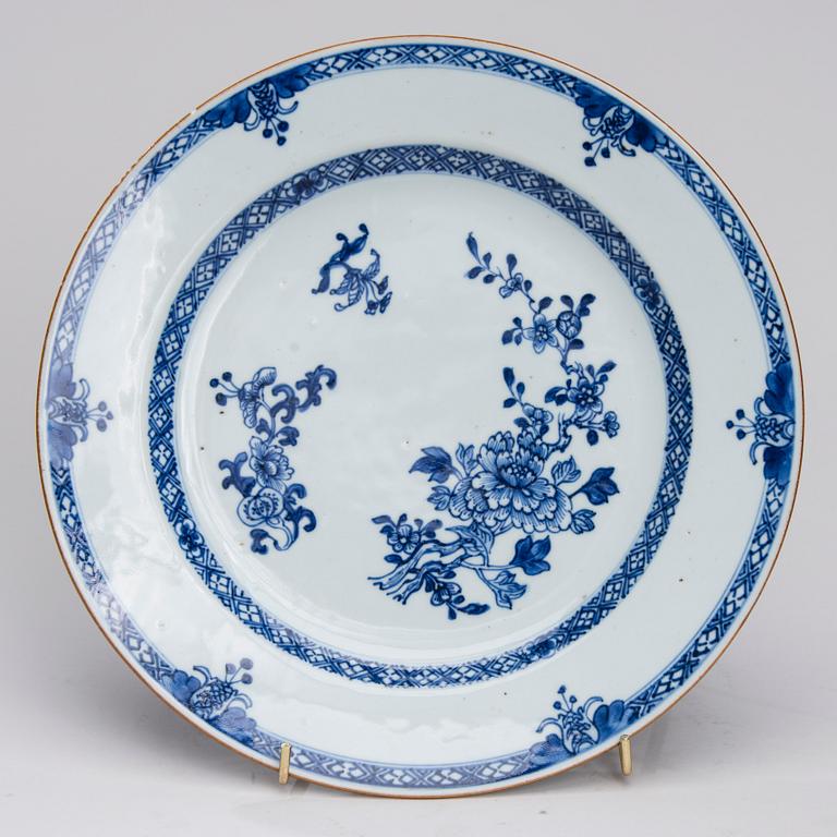 TALLRIKAR, 13 ST, porslin, Kina, Qianlong 1736-1795.