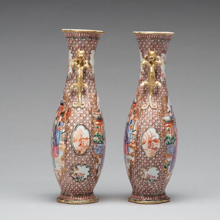 VASER, ett par, mandarinporslin. Qing dynastin, Qianlong (1736-95).